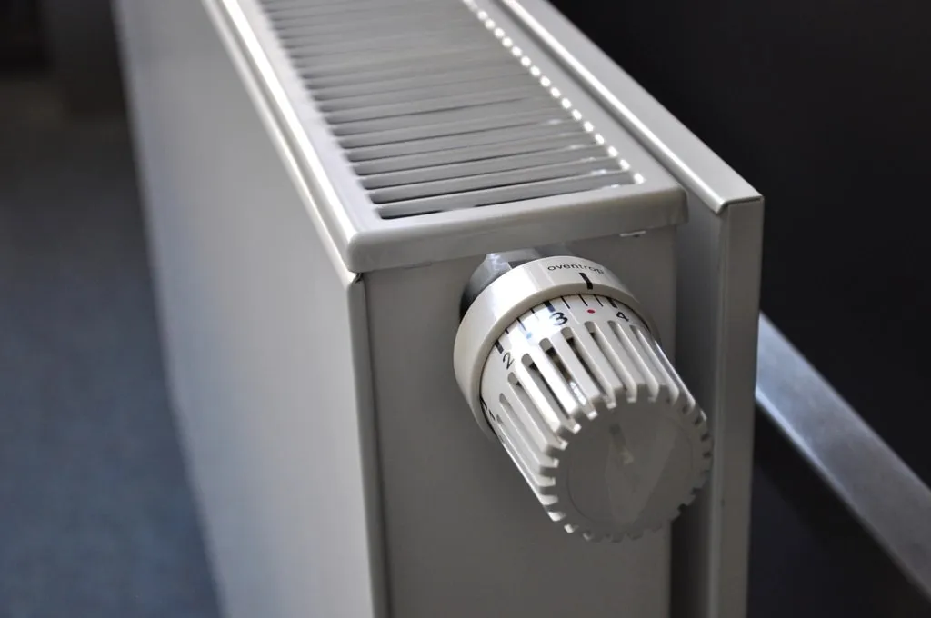 Radiador de calefacción con válvula termostática