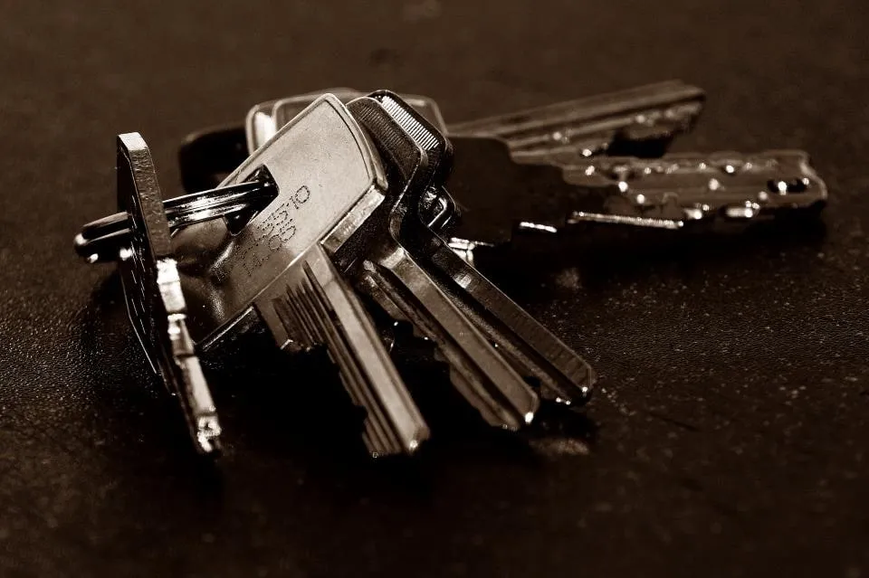 Llaves de una casa sobre una mesa